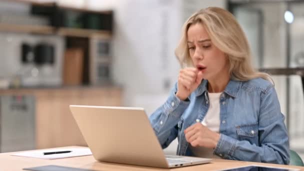 Молодая случайная женщина с ноутбуком на работе кашель — стоковое видео