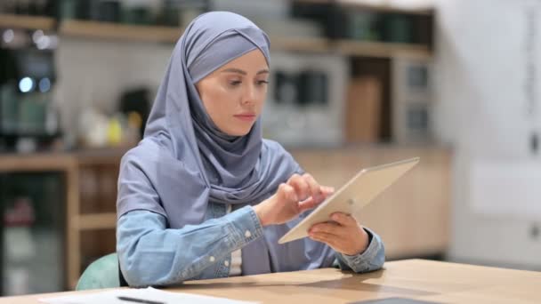 Jovem mulher árabe usando tablet digital no trabalho — Vídeo de Stock