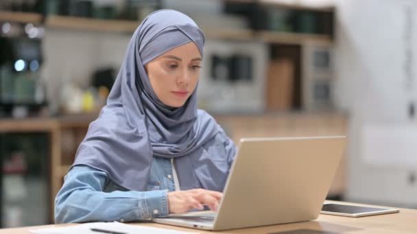 Dizüstü bilgisayarlı Arap Kadın Kameraya Gülümsüyor — Stok video