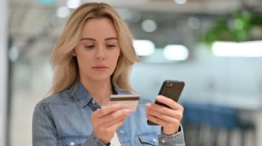Çevrimiçi Alışveriş Başarı Sıradan Kadın 'dan Smartphone' da 