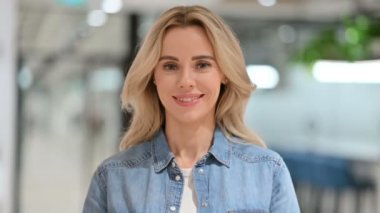 Çekici, kalp işaretli, sıradan bir kadın. 