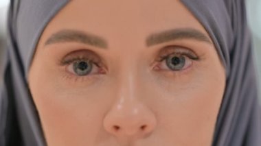 Kameraya Bakan Genç Kadının Göz Kırpan Gözü 'nü kapatın. 
