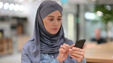 Akıllı telefon kullanan Çekici Arap Kadın