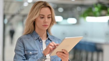 Dijital Tablet kullanan Güzel Genç Sıradan Kadın 