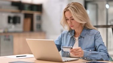 Dizüstü bilgisayarda Online Alışveriş Başarı: Genç Sıradan Kadın 