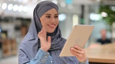 Çevrimiçi Video Çağrısı: Tablet: Arap Kadın 