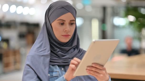 Mulher árabe com perda em Tablet, Falha — Vídeo de Stock