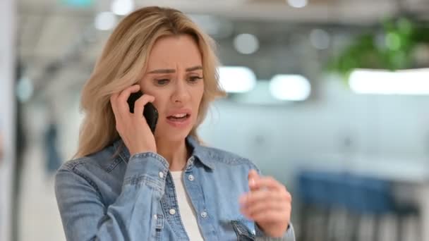 Agressieve Casual vrouw boos op Smartphone — Stockvideo