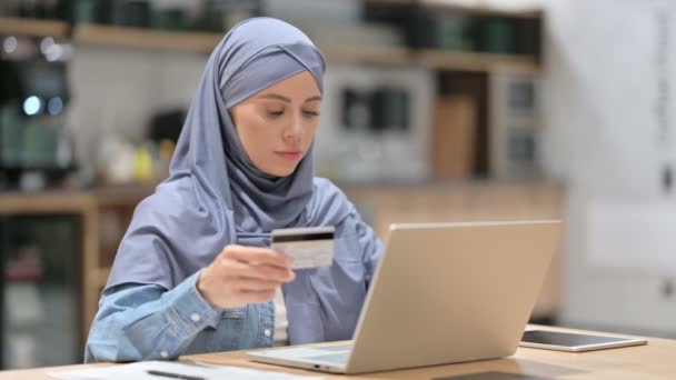 Online Shopping Payment Loss on Laptop by Arab Woman — Stock Video