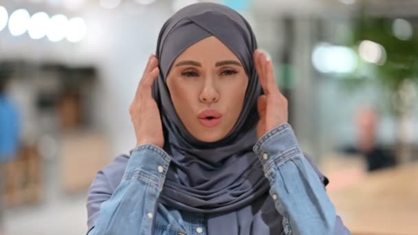 Mujer árabe joven con dolor de cabeza — Vídeos de Stock
