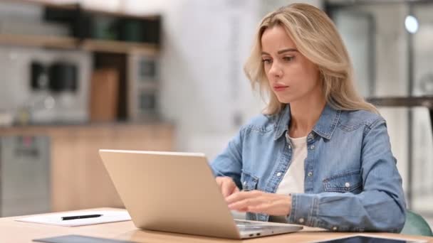 有颈部疼痛的年轻女性在工作时使用笔记本电脑 — 图库视频影像