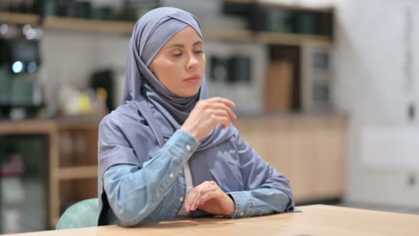 Mladá arabská žena s notebookem myšlení v kavárně — Stock video