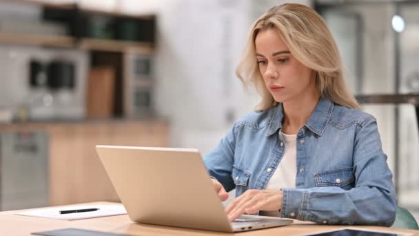 Mladá ležérní žena s notebookem myšlení v práci — Stock video