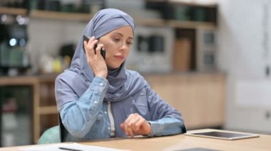 Profesyonel Arap Kadın İş yerinde Akıllı Telefonla Konuşuyor 