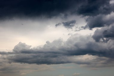 Çok güzel sıradışı mavi gökyüzü güzel beyaz bulutlar ile doğal taze atmosferik mavi ve beyaz arka plan olarak
