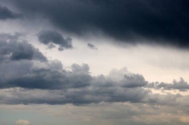 Çok güzel sıradışı mavi gökyüzü güzel beyaz bulutlar ile doğal taze atmosferik mavi ve beyaz arka plan olarak