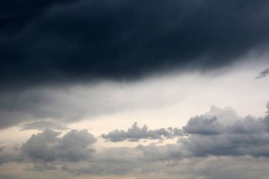 Çok güzel sıradışı mavi gökyüzü güzel beyaz bulutlar ile doğal taze atmosferik mavi ve beyaz arka plan olarak