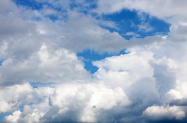 Çok güzel sıradışı mavi gökyüzü güzel beyaz bulutlar ile doğal taze atmosferik mavi ve beyaz arka plan olarak