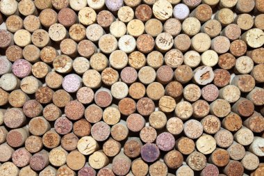 Kırmızı şarap mantarlar ve şarap mantarlar üzerinden arka plan olarak beyaz şarap mantarlar