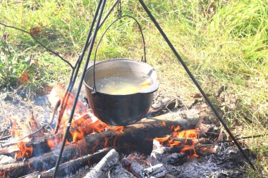 Pot bir ateşe yemek pişirmek için