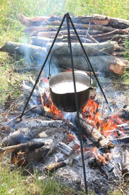 Pot bir ateşe yemek pişirmek için