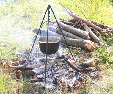 Pot bir ateşe yemek pişirmek için