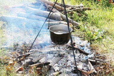 Yazın iyi açık havada yemek yemek İbriği yakacak odun yanan piknik