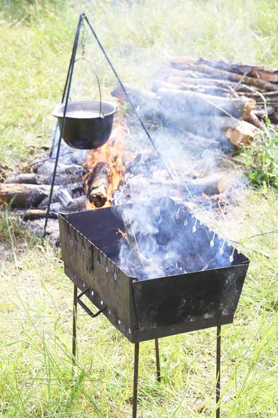 Nyáron Tiszta Időben Ételt Tűzifa Tüzet Piknik Vízforraló — Stock Fotó