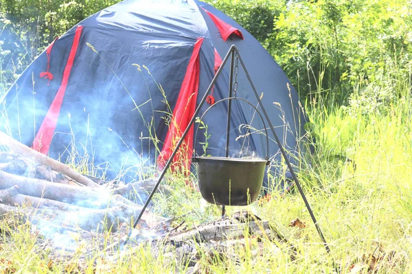 Cocinar Comida Tetera Fuego Leña Picnic Verano Con Buen Tiempo —  Fotos de Stock