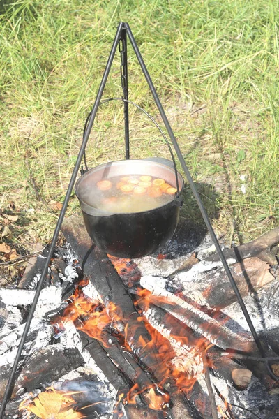 Vaření Potravin Konvici Dříví Oheň Pikniku Létě Dobré Počasí — Stock fotografie