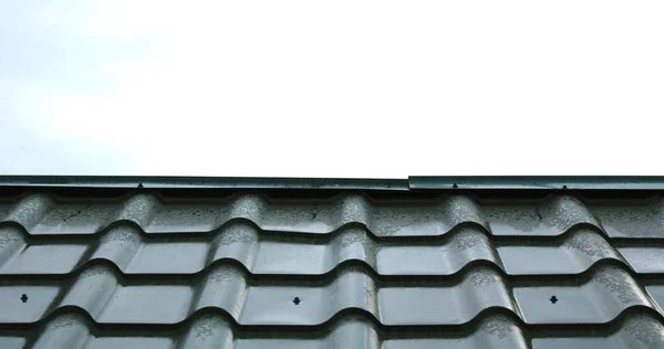 New Green Roof House Made Iron Shingles Blue Sky Background — Stock Photo, Image