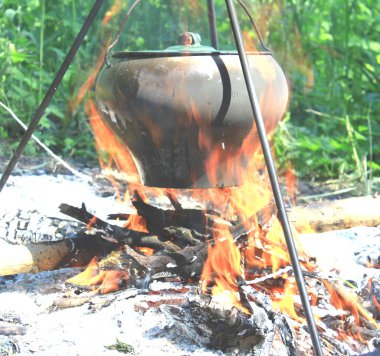 Yazın iyi açık havada yemek yemek bir çaydanlık bir odun yanan bir piknik