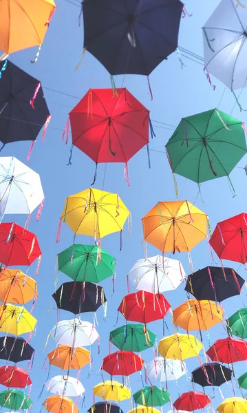 美丽的彩色雨伞对蓝天 — 图库照片