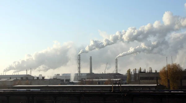 工业工厂污染大气和环境 化学加工通过工厂烟囱对蓝色多云的戏剧性天空产生有害排放 — 图库照片