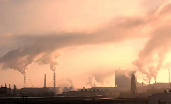 工場は雰囲気や曇り空に対する工場の煙突を化学処理から有害物質の排出と環境を汚染します — ストック写真