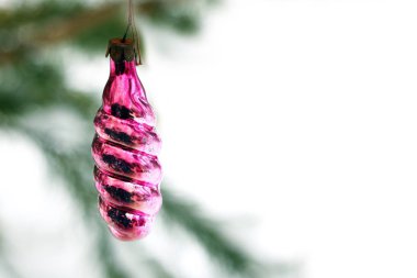 Eski vintage Noel ağacı oyuncak retro tarzı şenlikli Noel tebrik kartı üzerinde yazıt için yer ile beyaz karda kışın çam dalı