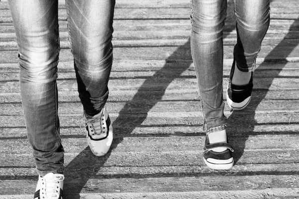 Piernas Dos Niñas Jeans Zapatos Cómodos Mientras Camina — Foto de Stock