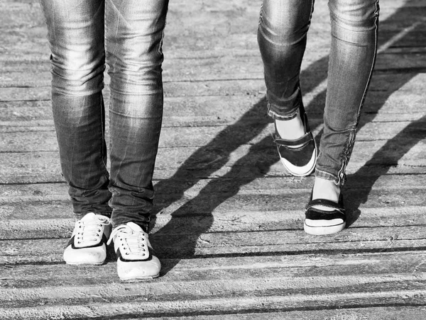 Nogi Dwie Dziewczyny Dżinsy Buty Wygodne Podczas Chodzenia — Zdjęcie stockowe