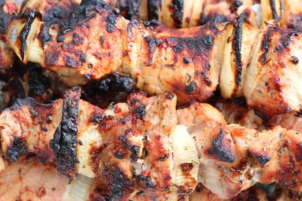 Barbecue Spiesjes Met Sappige Smakelijke Heerlijke Vlees Close — Stockfoto