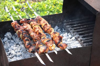 Lezzetli et closeup iştah açıcı sulu ile Barbekü şişler