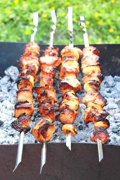 Brochettes Barbecue Avec Appétissante Délicieuse Viande Juteuse Gros Plan — Photo