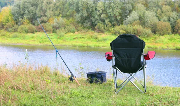 Pesca Sportiva Estiva Con Una Canna Comoda Sedia Turistica Pieghevole — Foto Stock