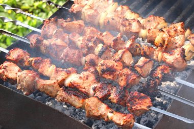 Lezzetli et closeup iştah açıcı sulu ile Barbekü şişler