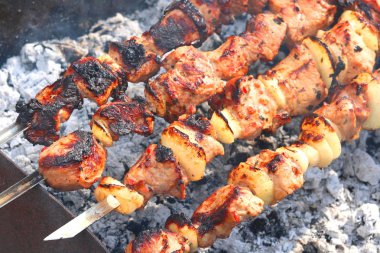 Lezzetli et closeup iştah açıcı sulu ile Barbekü şişler