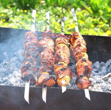 Lezzetli et closeup iştah açıcı sulu ile Barbekü şişler