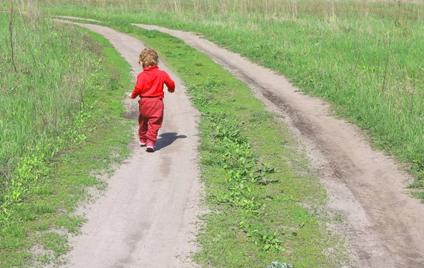 Abstraktes Foto Mit Einem Kleinen Kind Roter Kleidung Von Hinten — Stockfoto