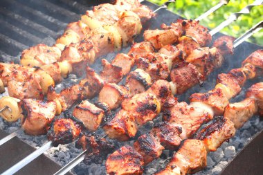 Lezzetli et closeup iştah açıcı sulu ile Barbekü şişler