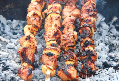 Lezzetli et closeup iştah açıcı sulu ile Barbekü şişler