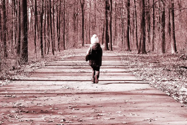 Черно Белое Винтажное Фото Стиле Ретро Изображающее Бегущего Ребенка Дороге — стоковое фото