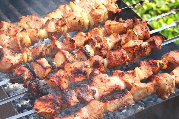 Brochettes Barbecue Avec Appétissante Délicieuse Viande Juteuse Gros Plan — Photo